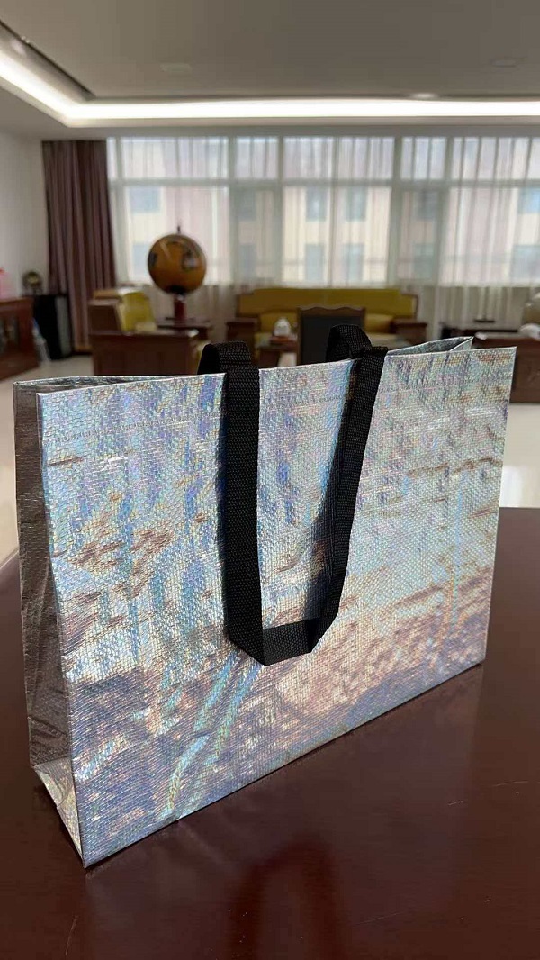 La nueva bolsa de asas tejida con película láser de RGS PACKAGING